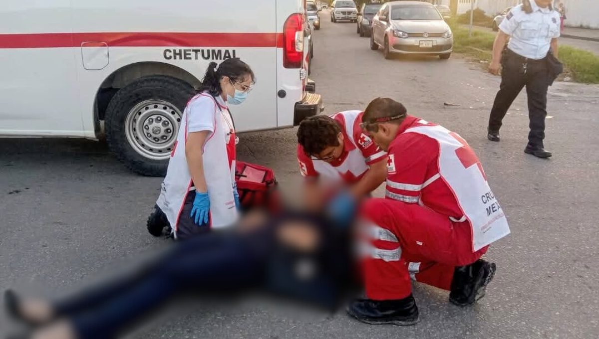Paramédicos arribaron al lugar del accidente para auxiliar a la mujer, pues presentaba golpes Paramédicos arribaron al lugar del accidente para auxiliar a la mujer, pues presentaba golpes