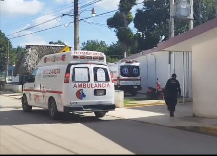Paramédicos trasladaron al herido al hospital para recibir atención médica Paramédicos trasladaron al herido al hospital para recibir atención médica