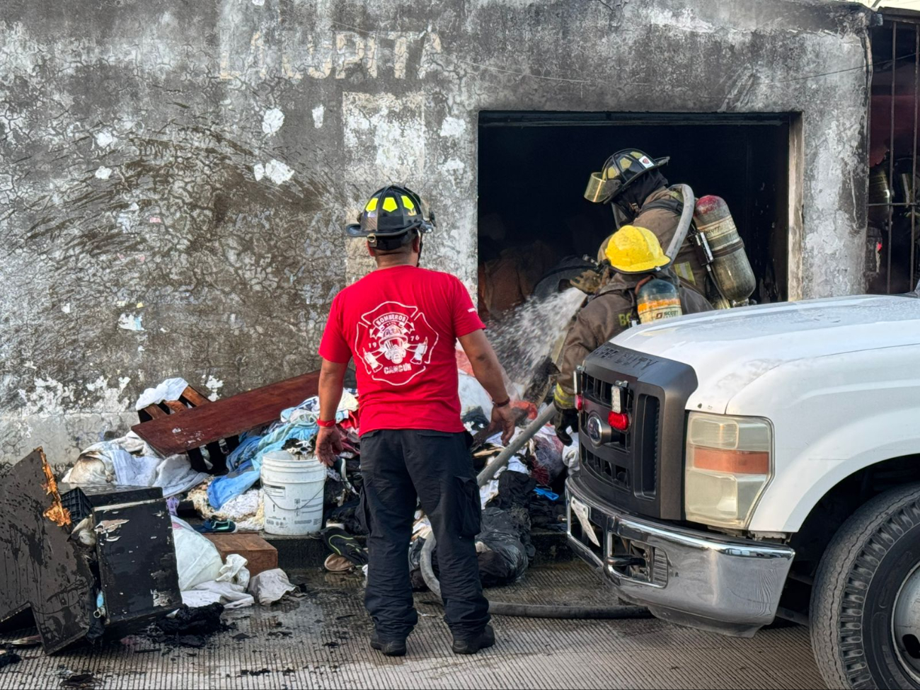 Afortunadamente se pudo controlar el incendio del predio. Afortunadamente se pudo controlar el incendio del predio.