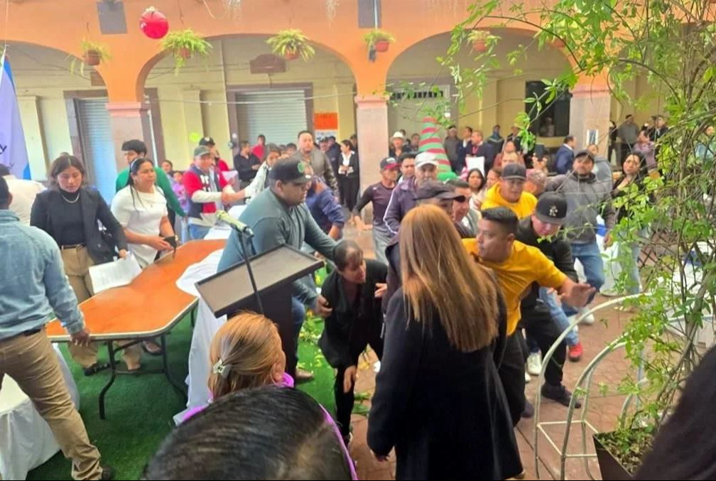 Alcalde toma protesta y huye en Edomex