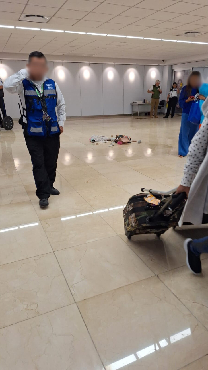 Autoridades del aeropuerto lograron calmar a la pasajera Autoridades del aeropuerto lograron calmar a la pasajera
