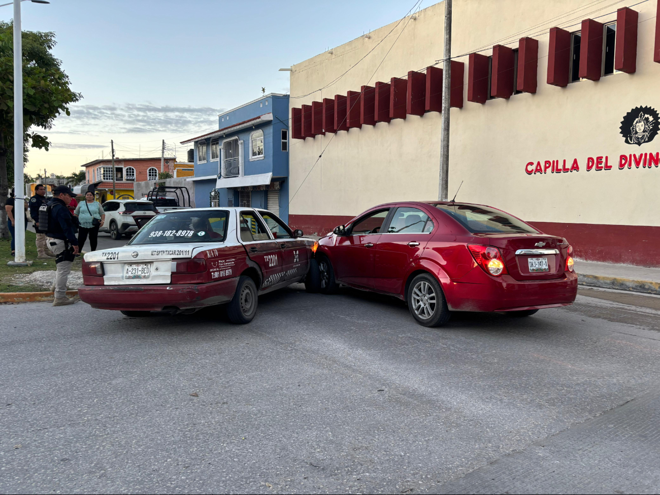 Choque entre taxi y auto particular genera caos vehicular en Ciudad del Carmen