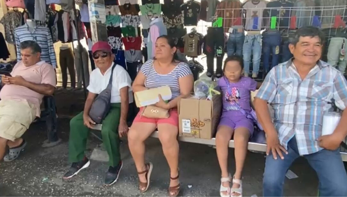 Ciudadanos enojados por la demora en la parada de colectivos Ciudadanos enojados por la demora en la parada de colectivos