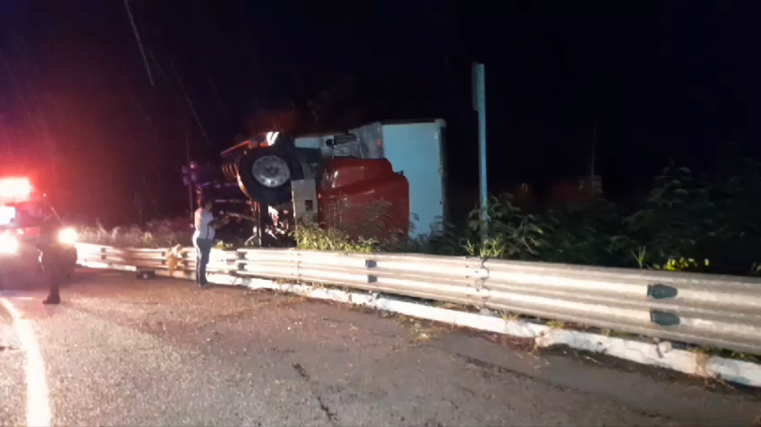 Conductor fue trasladado para atención médica tras fuerte accidente Conductor fue trasladado para atención médica tras fuerte accidente