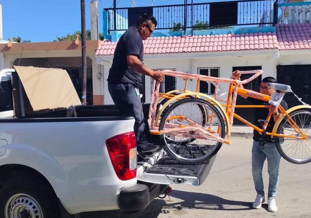 Don Felipe, quien fue víctima de una agresión por parte de aficionados del América, recibió un nuevo triciclo que le ayudará a continuar con su labor Don Felipe, quien fue víctima de una agresión por parte de aficionados del América, recibió un nuevo triciclo que le ayudará a continuar con su labor