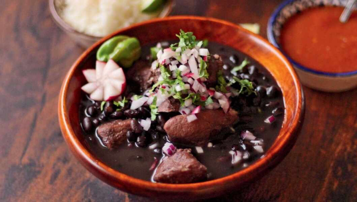 El frijol con puerco es un platillo tradicional que se puede comer en Izamal El frijol con puerco es un platillo tradicional que se puede comer en Izamal