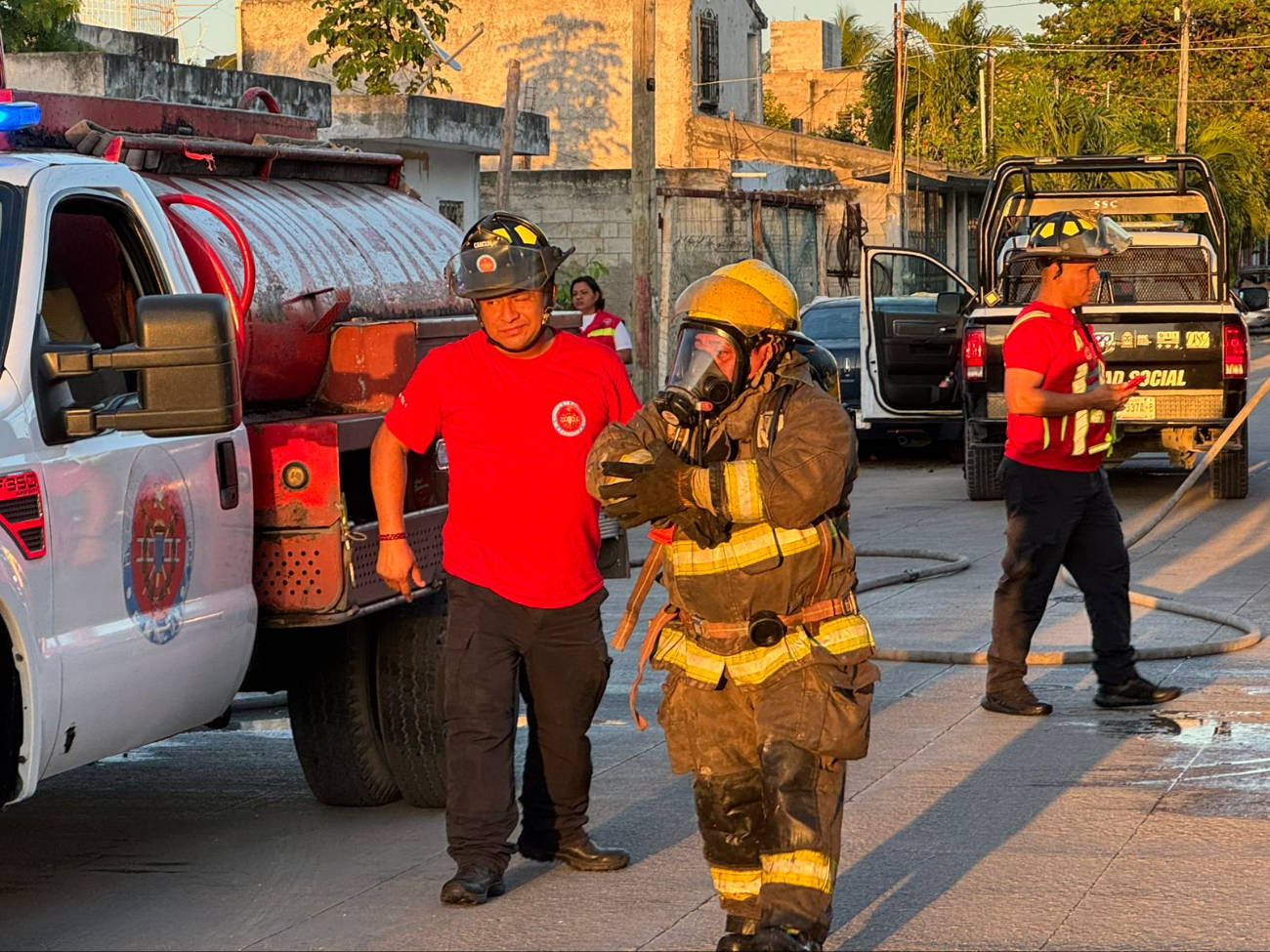 Los bomberos llegaron rápidamente al sitio. Los bomberos llegaron rápidamente al sitio.