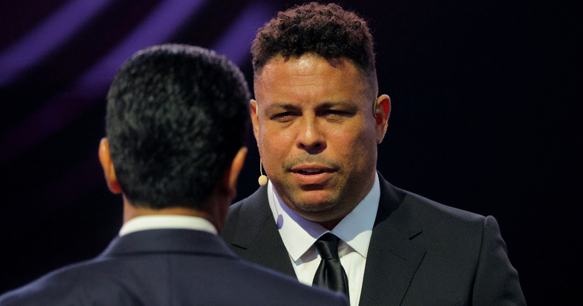 Ronaldo alza la mano