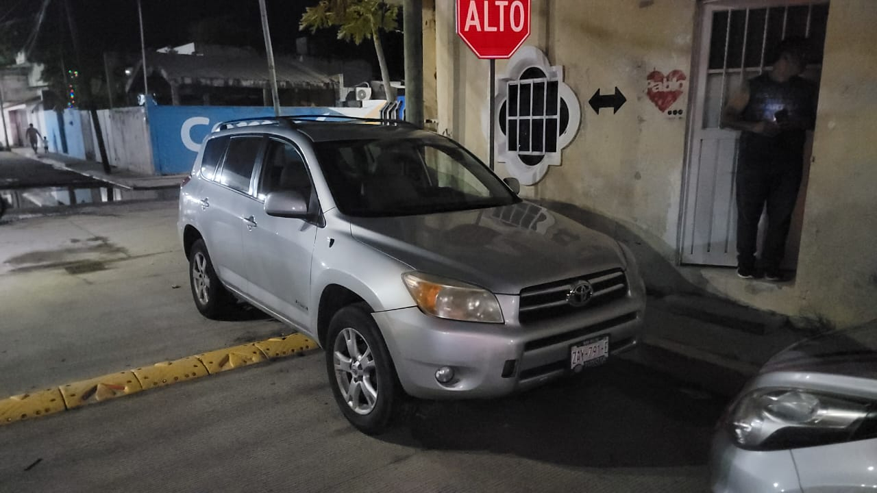 Una camioneta también terminó siendo afectada. Una camioneta también terminó siendo afectada.
