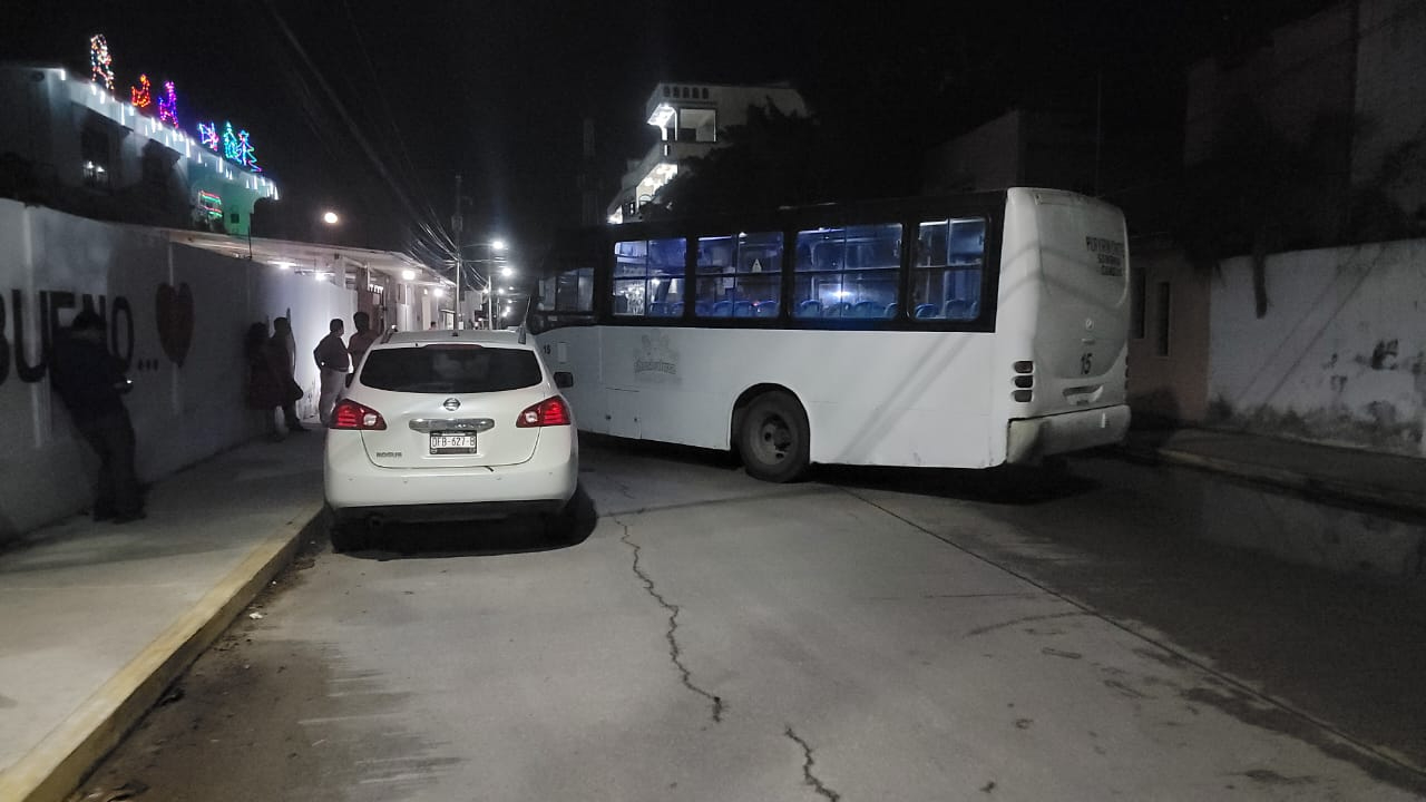 Uno de los afectados por el accidente fue un camión de transporte. Uno de los afectados por el accidente fue un camión de transporte.