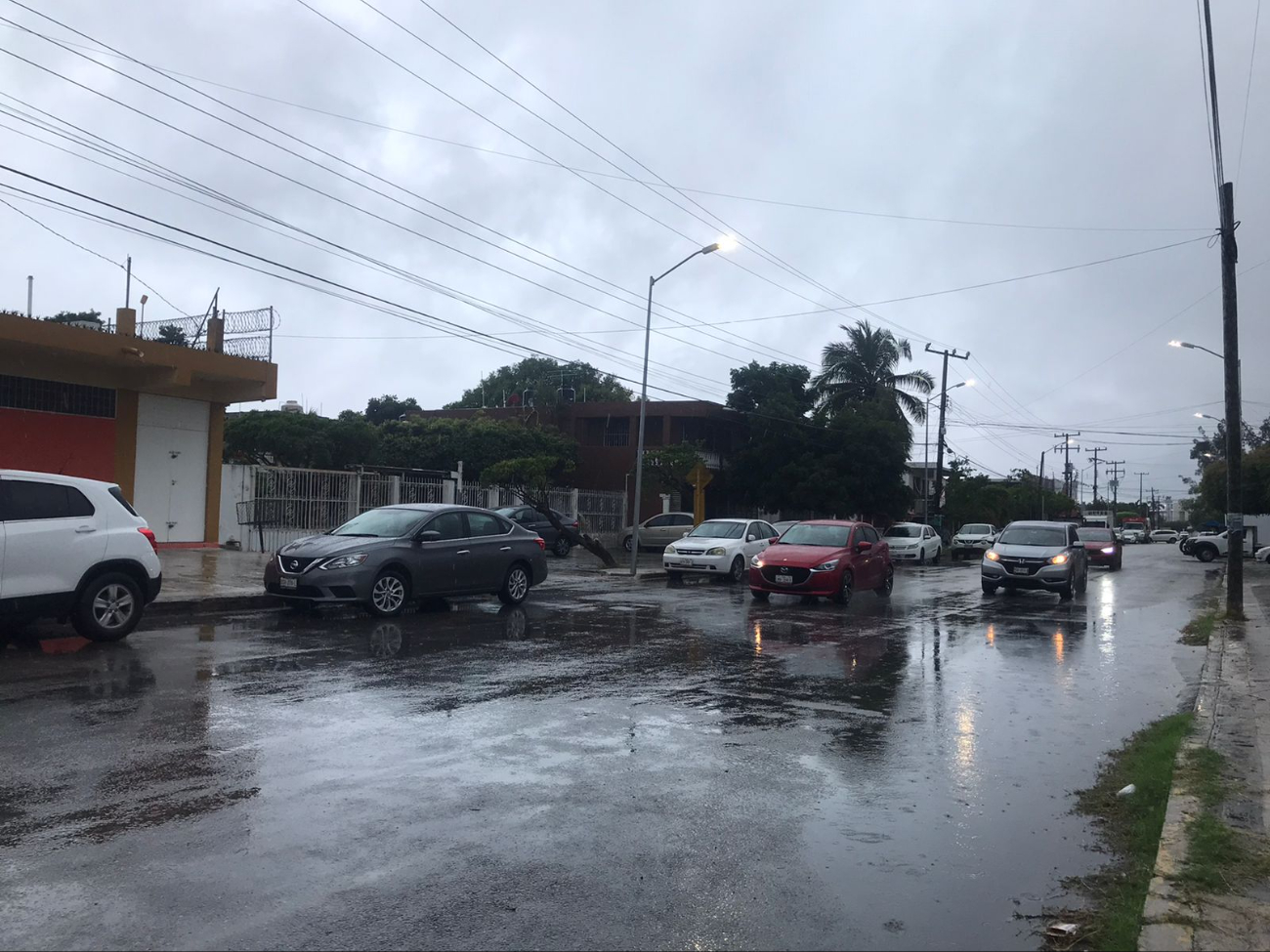 Durante la mañana, las lluvias se reforzaron causando algunas inundaciones Durante la mañana, las lluvias se reforzaron causando algunas inundaciones
