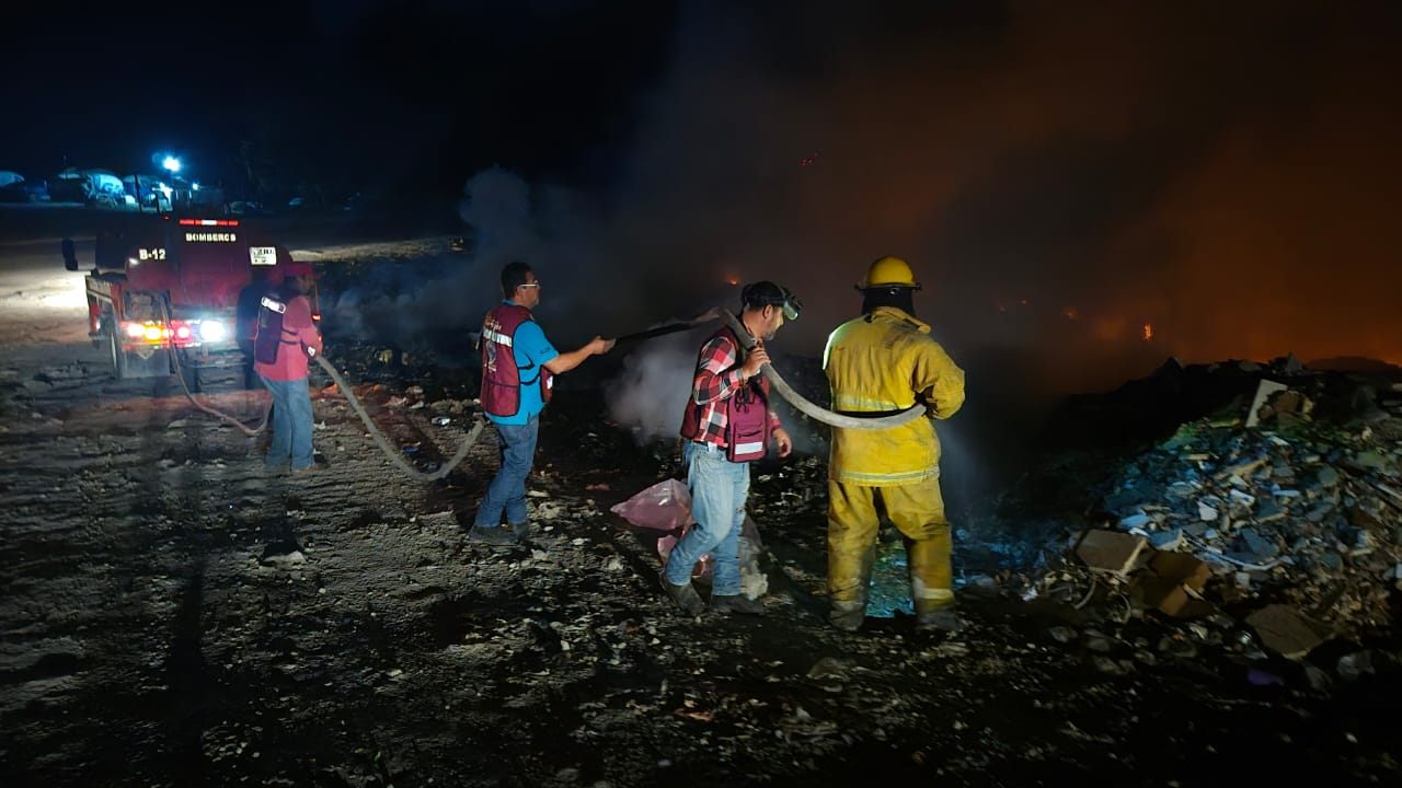 Los bomberos tardaron dos horas en sofocar las llamas que alcanzaron hasta la vía federal Los bomberos tardaron dos horas en sofocar las llamas que alcanzaron hasta la vía federal