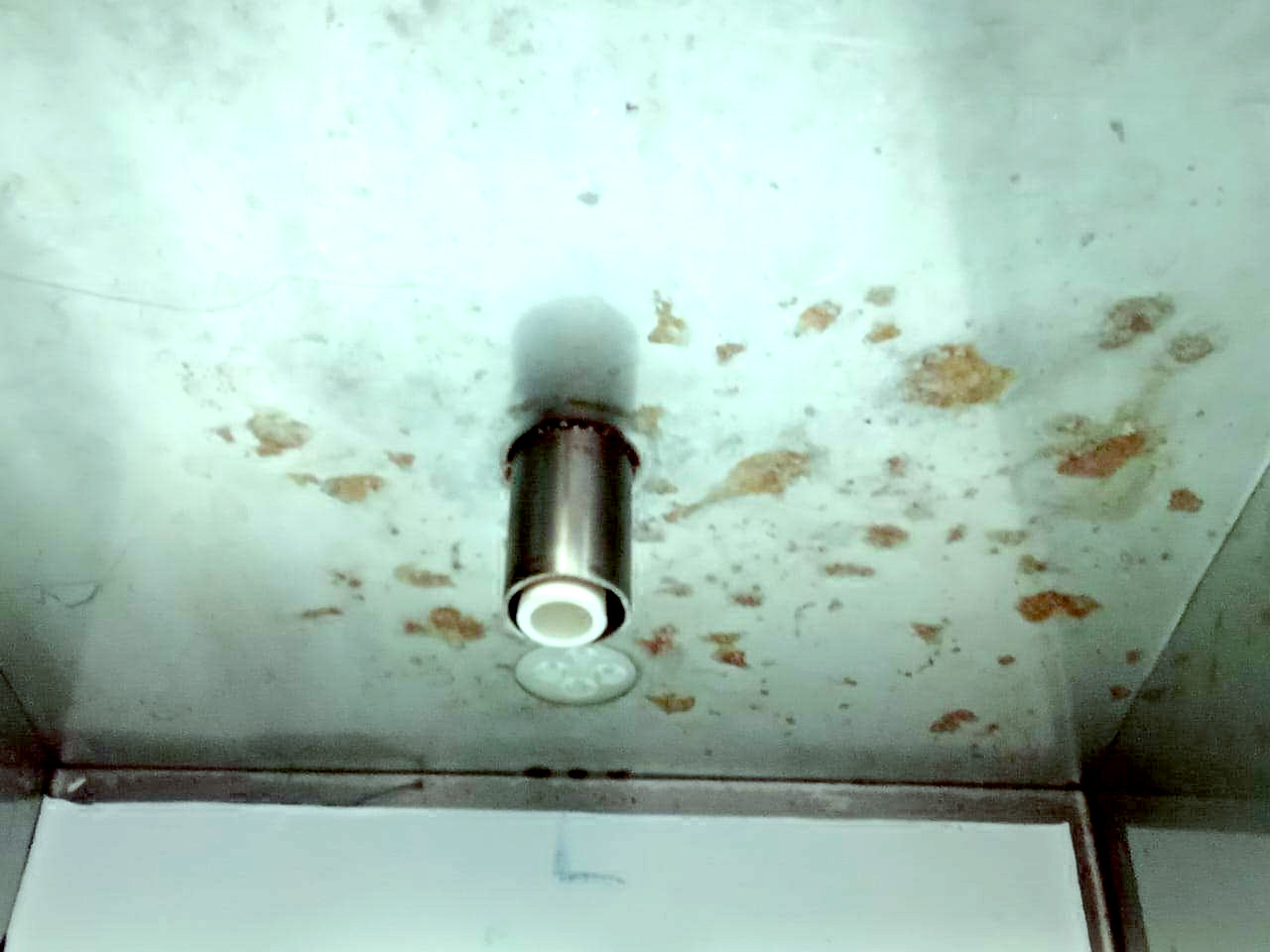 Los dispensadores se encuentran en pésimas condiciones y no están protegidos de contaminantes Los dispensadores se encuentran en pésimas condiciones y no están protegidos de contaminantes