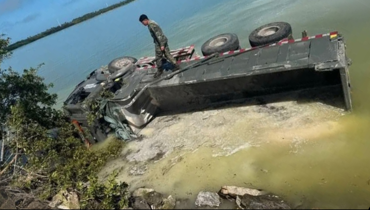Una góndola del ejército mexicano que transportaba arena se salió del viaducto de Sabancuy y cayó en la orilla del estero