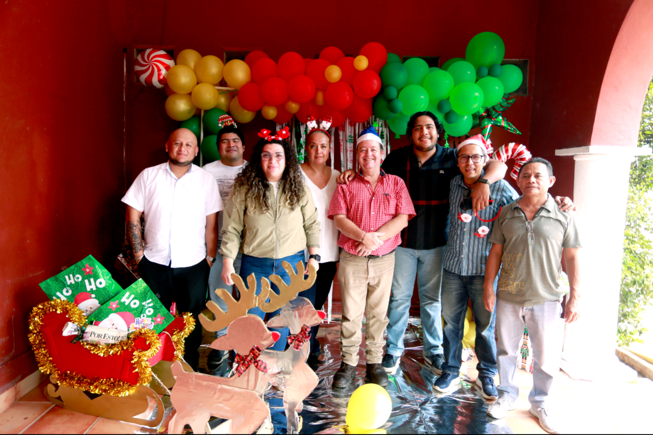 Cada área se reunió para la foto grupal como recuerdo de la divertida posada Cada área se reunió para la foto grupal como recuerdo de la divertida posada