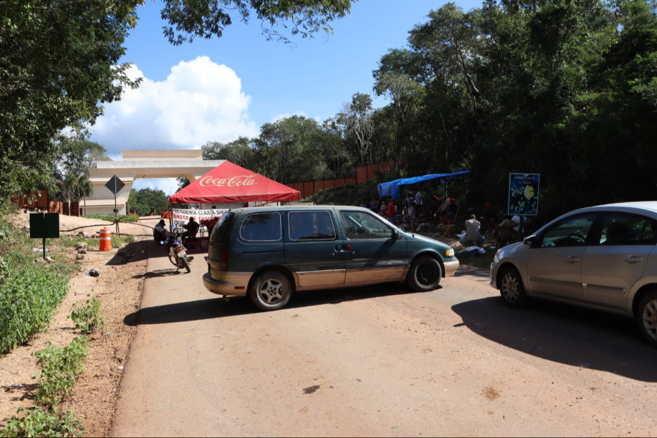 Campesinos de Calkiní exigen el pago prometido por SEDENA para liberar un tramo afectado por la obra