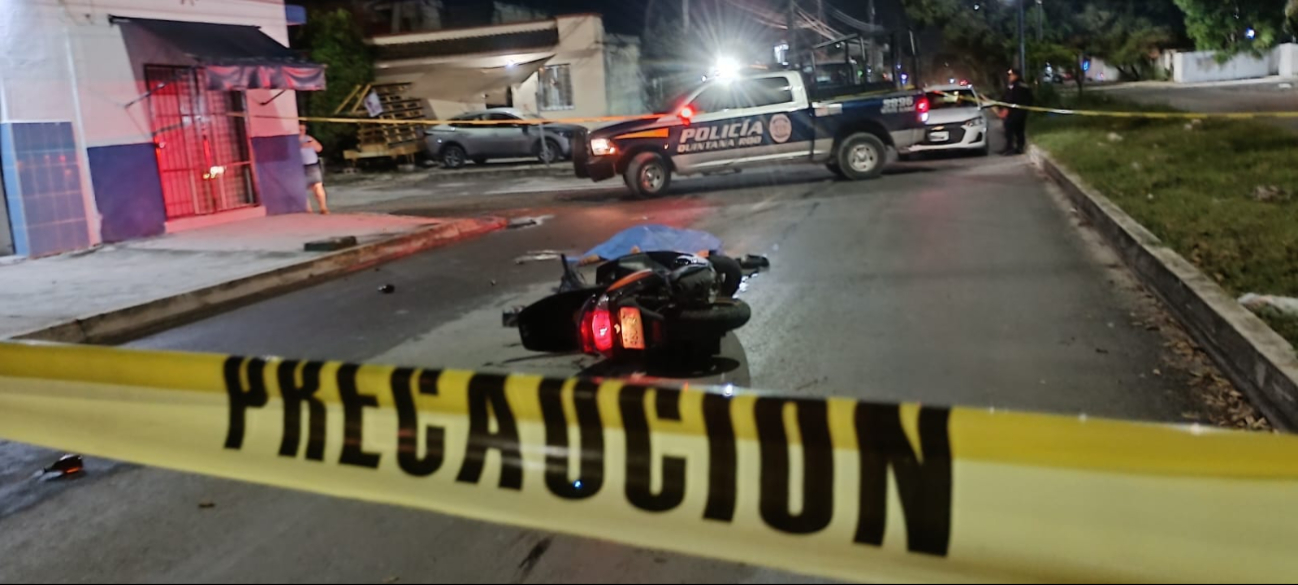Debido a la falta de protección en su cabeza, el golpe causó su muerte Debido a la falta de protección en su cabeza, el golpe causó su muerte