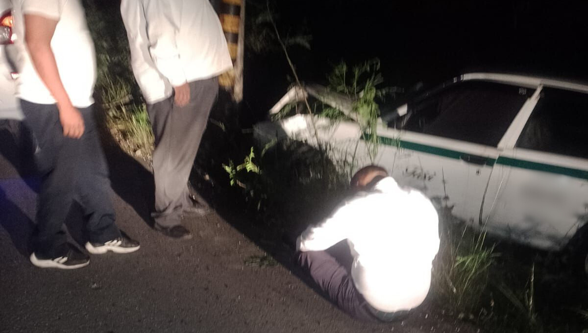 Debido al exceso de velocidad, el taxista se salió de la vía Debido al exceso de velocidad, el taxista se salió de la vía