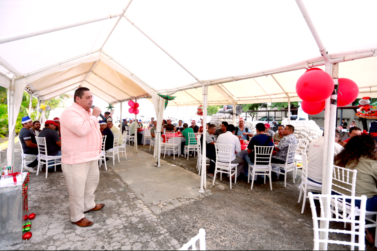 En el discurso de recordó a Don Mario, fundador del periódico En el discurso de recordó a Don Mario, fundador del periódico
