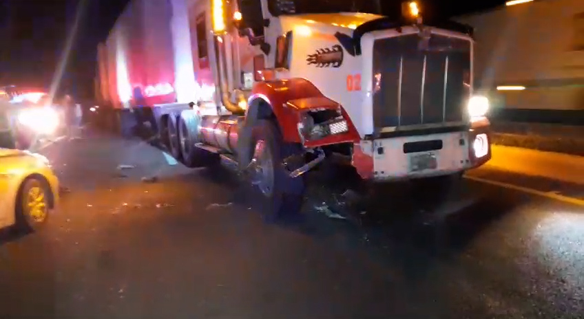El Hyundai fue impactado por un tráiler de doble remolque El Hyundai fue impactado por un tráiler de doble remolque