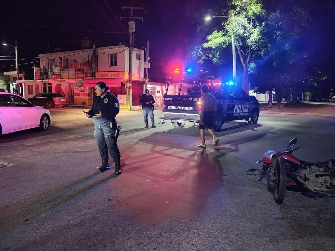 Emergencias atendieron al motociclista, quien resultó herido por el impacto Emergencias atendieron al motociclista, quien resultó herido por el impacto