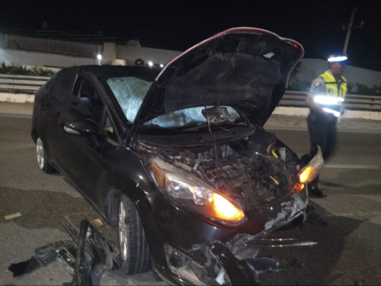 Conductor se estrella contra un muro de contención en la carretera a Baca