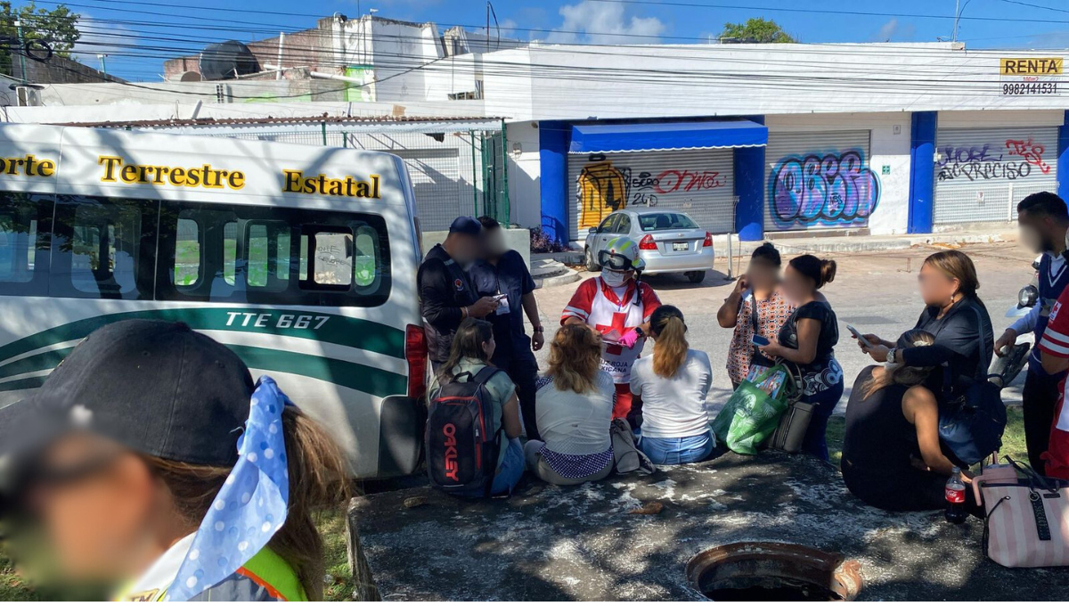 Paramédicos llegaron a la escena del accidente para atender a los heridos Paramédicos llegaron a la escena del accidente para atender a los heridos