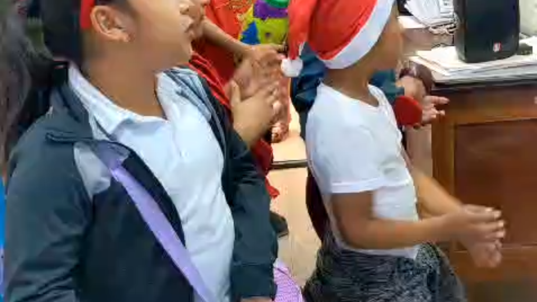 Con sombreros y otros adornos e instrumentos musicales, recorrieron las calles para compartir el espíritu navideño Con sombreros y otros adornos e instrumentos musicales, recorrieron las calles para compartir el espíritu navideño