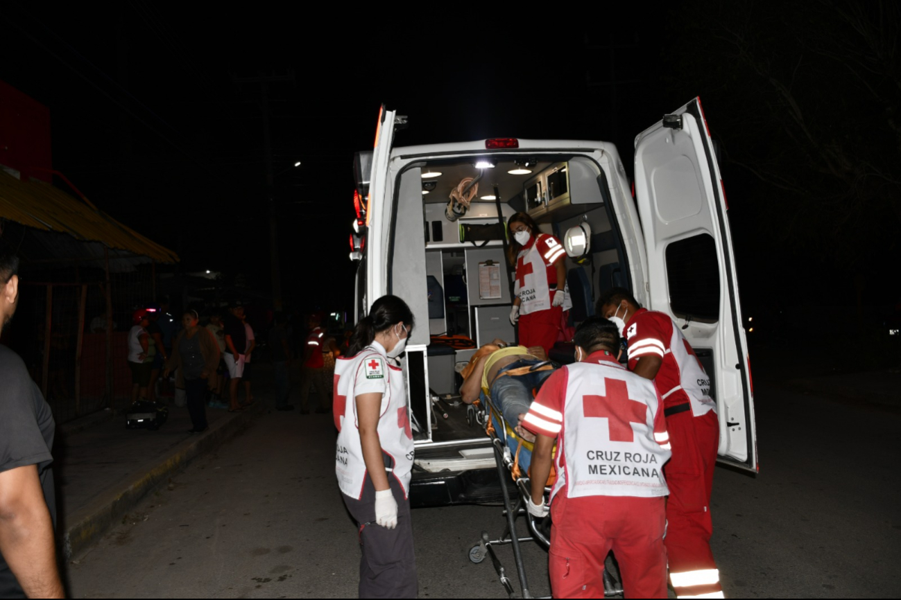El accidentado fue atendido por paramédicos de la Cruz Roja y trasladado al hospital general El accidentado fue atendido por paramédicos de la Cruz Roja y trasladado al hospital general