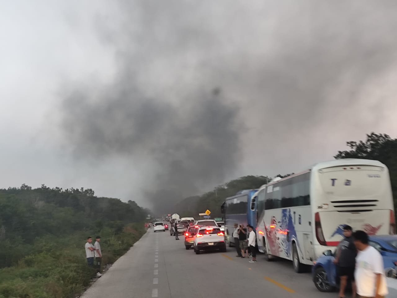 El conductor de la pipa logró salir con vida del transporte El conductor de la pipa logró salir con vida del transporte