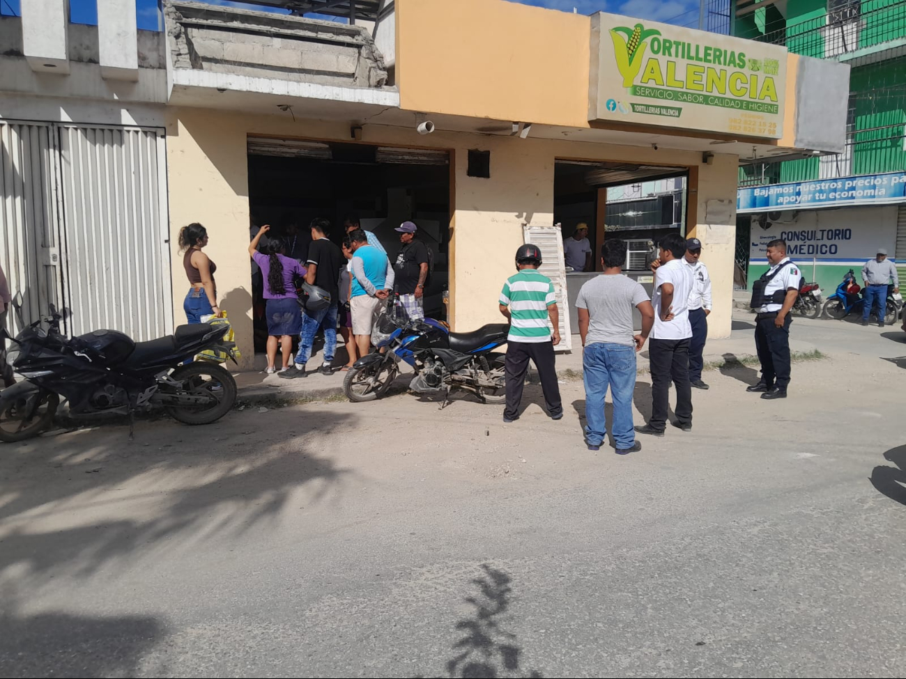 El motociclista salió disparado y cayó sobre el pavimento, resultando herido El motociclista salió disparado y cayó sobre el pavimento, resultando herido