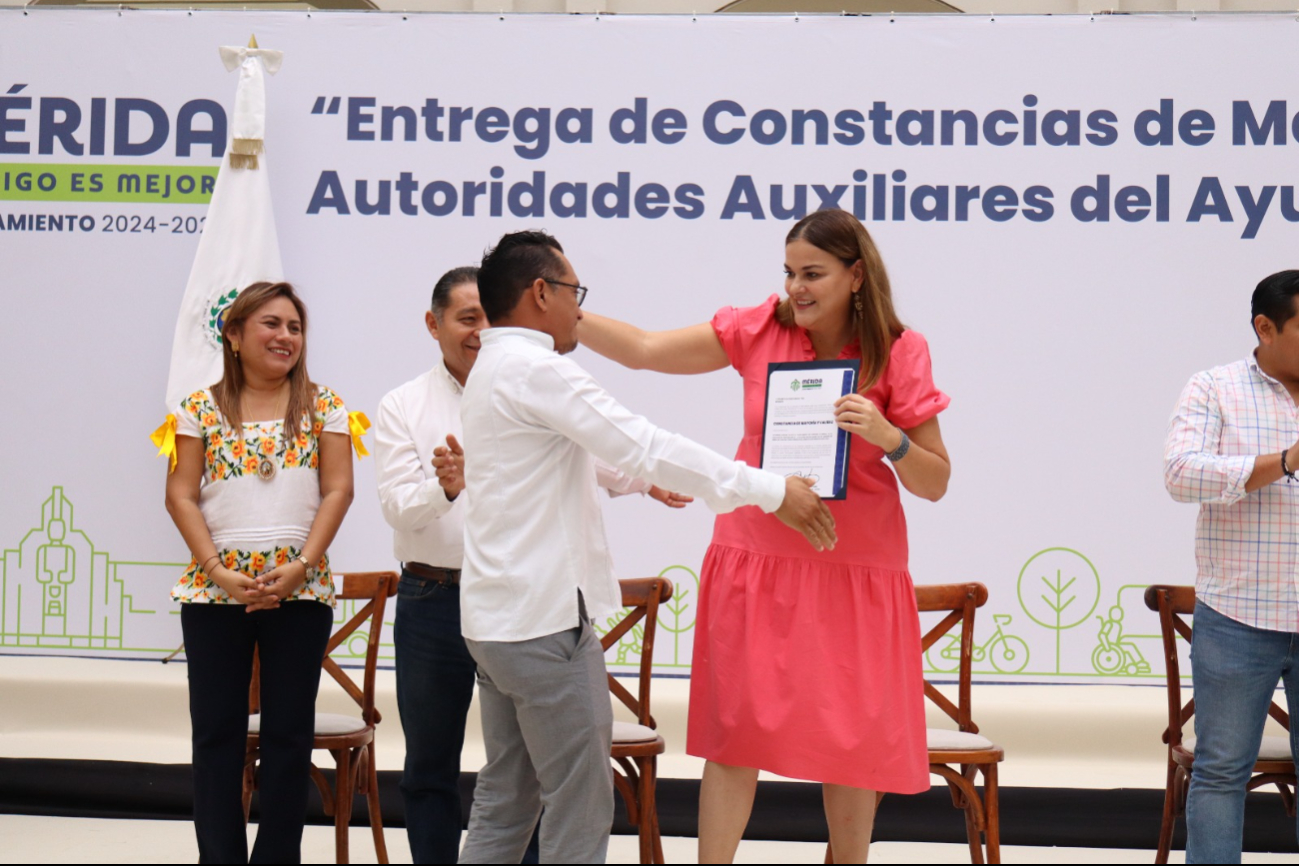 La alcaldesa Cecilia Patrón entregó las constancias La alcaldesa Cecilia Patrón entregó las constancias