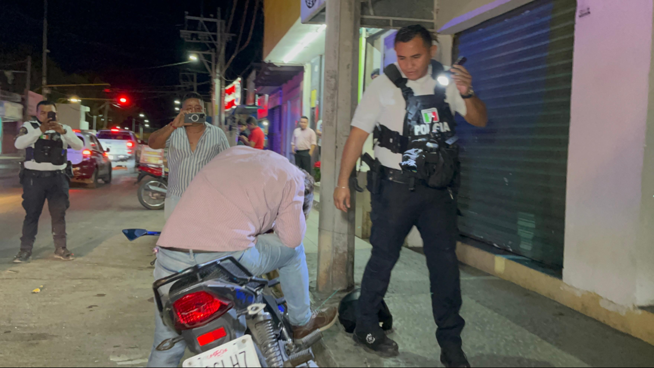 Los ciudadanos reportaron que el motociclista se quedó dormido en plena vía pública Los ciudadanos reportaron que el motociclista se quedó dormido en plena vía pública
