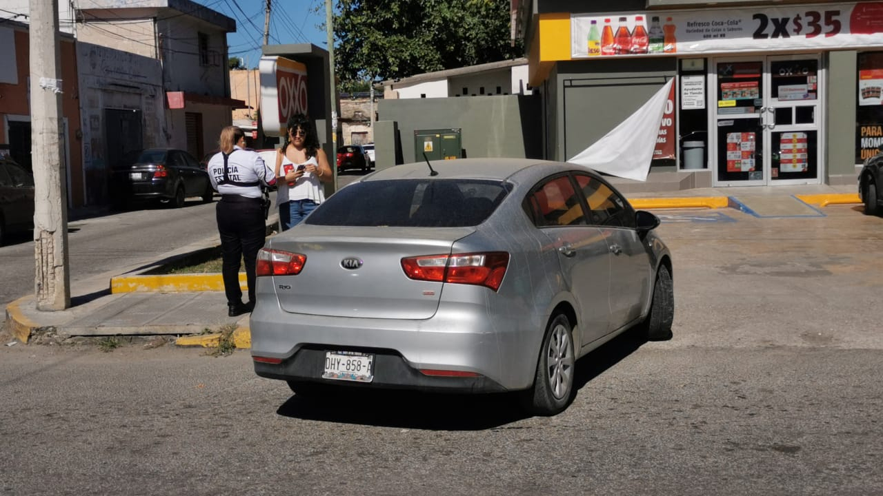 Una imprudente conductora provocó un accidente en la avenida López Mateos al no respetar su alto marcado en disco. Una imprudente conductora provocó un accidente en la avenida López Mateos al no respetar su alto marcado en disco.