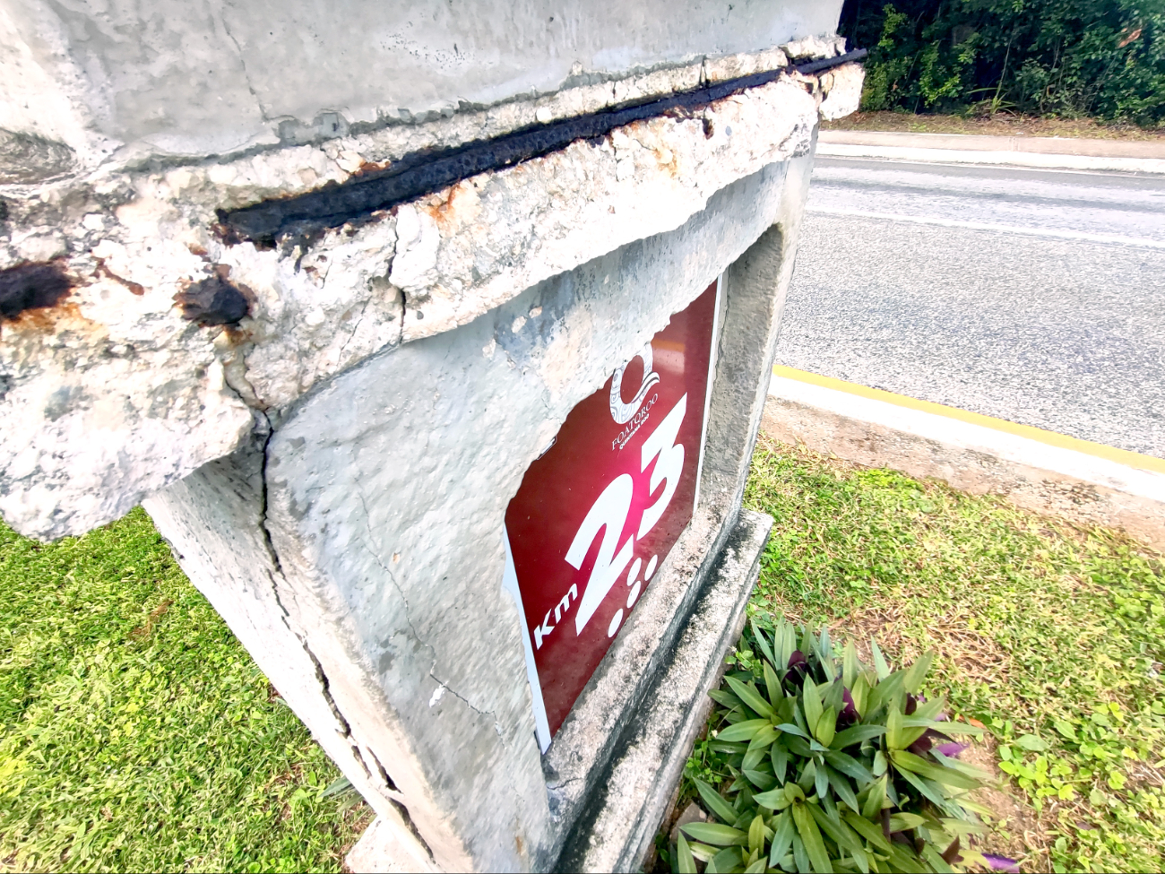 Además criticaron que los pilares de concreto que indican los kilómetros se caen en pedazos Además criticaron que los pilares de concreto que indican los kilómetros se caen en pedazos