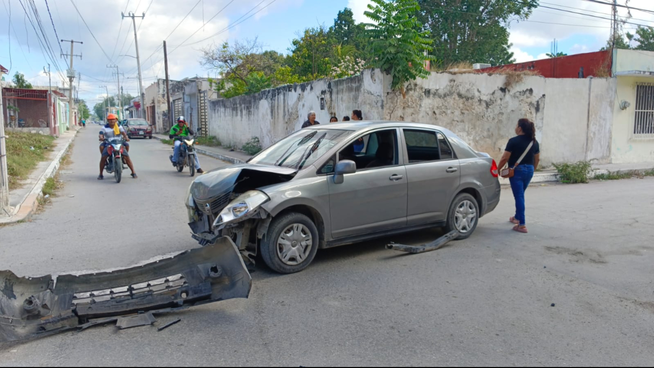 El conductor del Tiida no respetó su alto y chocó con el colectivo que venía con preferencia de paso El conductor del Tiida no respetó su alto y chocó con el colectivo que venía con preferencia de paso