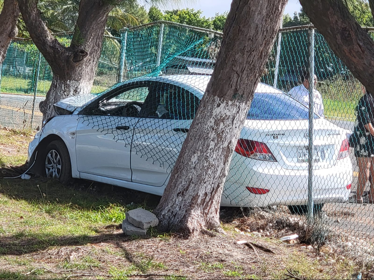 El conductor estaba enseñando a su pareja a manejar, pero la inexperiencia llevó al accidente El conductor estaba enseñando a su pareja a manejar, pero la inexperiencia llevó al accidente