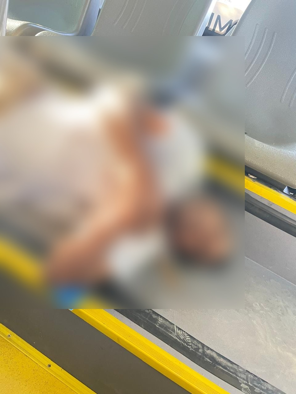 El hombre permaneció en el piso del Va y Ven tras convulsionar El hombre permaneció en el piso del Va y Ven tras convulsionar