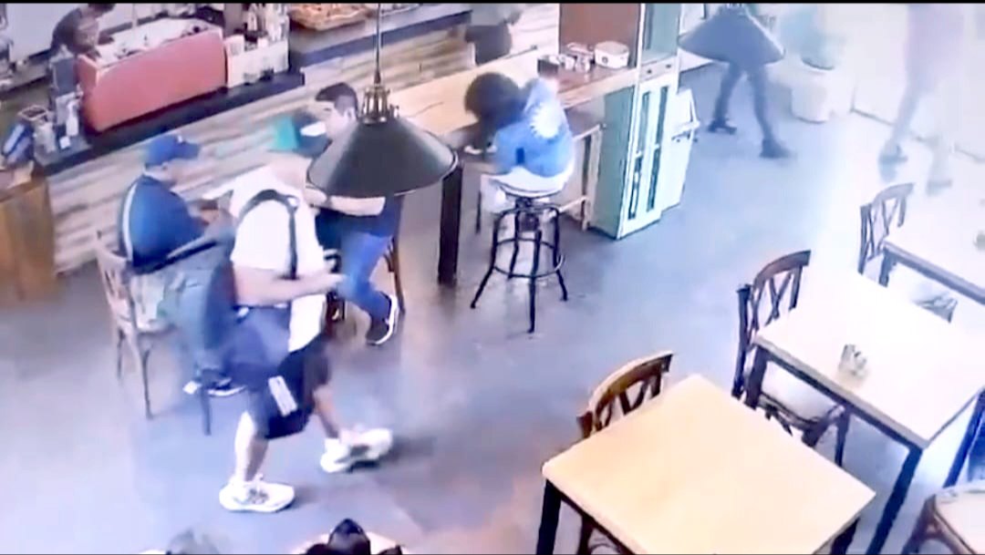 Las cámaras captaron a dos hombres, con una mochila negra y gorra, que ocultaron sus caras Las cámaras captaron a dos hombres, con una mochila negra y gorra, que ocultaron sus caras