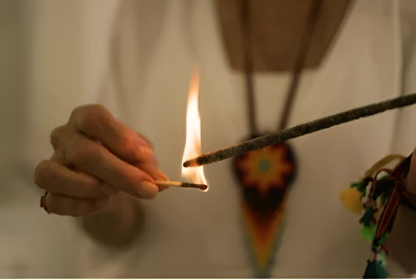 Las ceremonias mayas tradicionales incluyen ofrendas, oración y limpieza espiritual, guiadas por chamanes con hierbas y copal Las ceremonias mayas tradicionales incluyen ofrendas, oración y limpieza espiritual, guiadas por chamanes con hierbas y copal