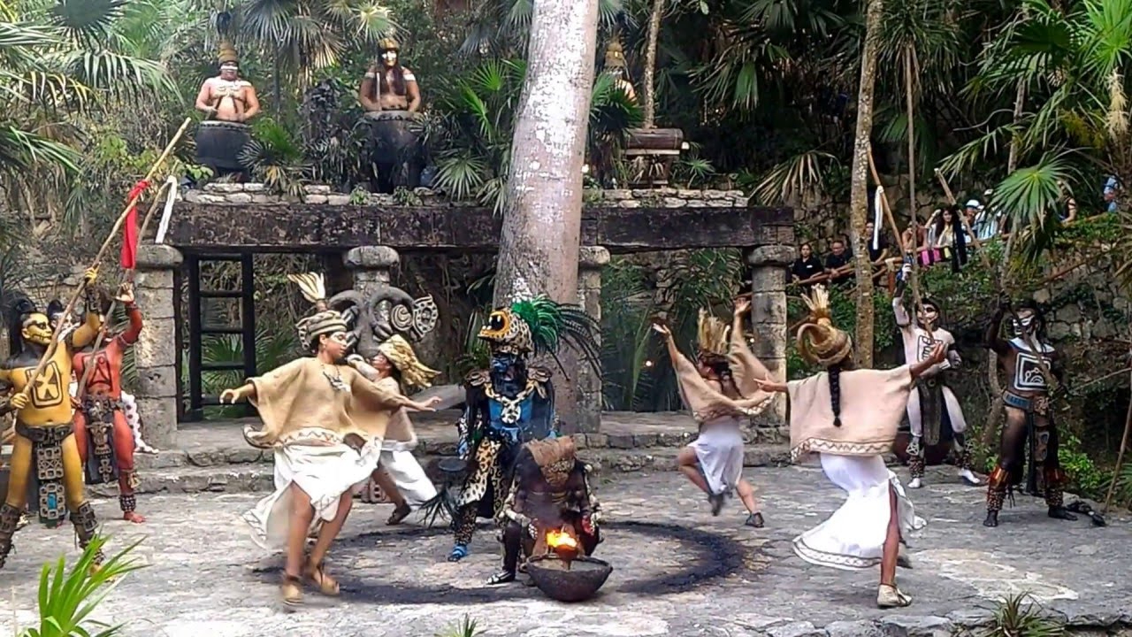 Las danzas y música ceremoniales conectan el cielo y la tierra, permitiendo la participación colectiva Las danzas y música ceremoniales conectan el cielo y la tierra, permitiendo la participación colectiva