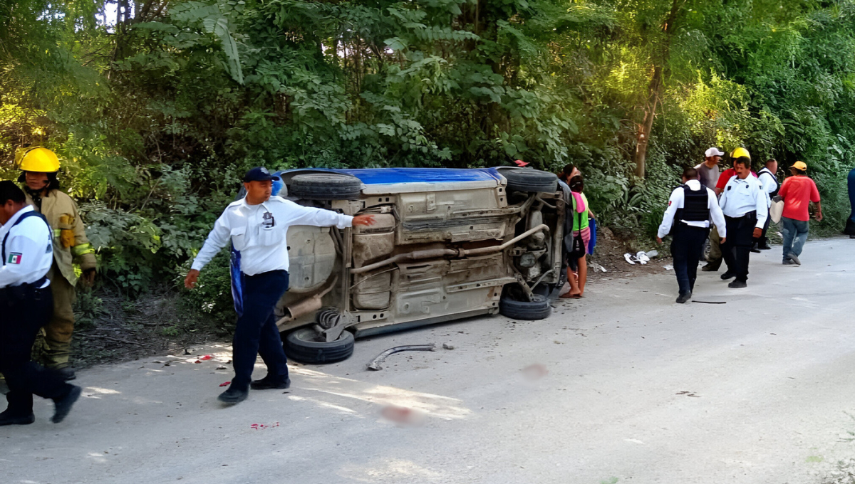 Tres ocupantes de un automóvil azul resultaron lesionados al volcarse en la carretera estatal entre San José de la Cruz Blanco y La Asunción