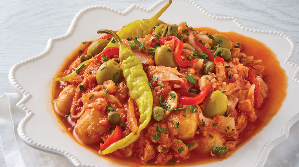 Un platillo adoptado de la cocina española, preparado con bacalao desalado, jitomate, aceitunas, alcaparras, papas y almendras, con un sabor intenso Un platillo adoptado de la cocina española, preparado con bacalao desalado, jitomate, aceitunas, alcaparras, papas y almendras, con un sabor intenso