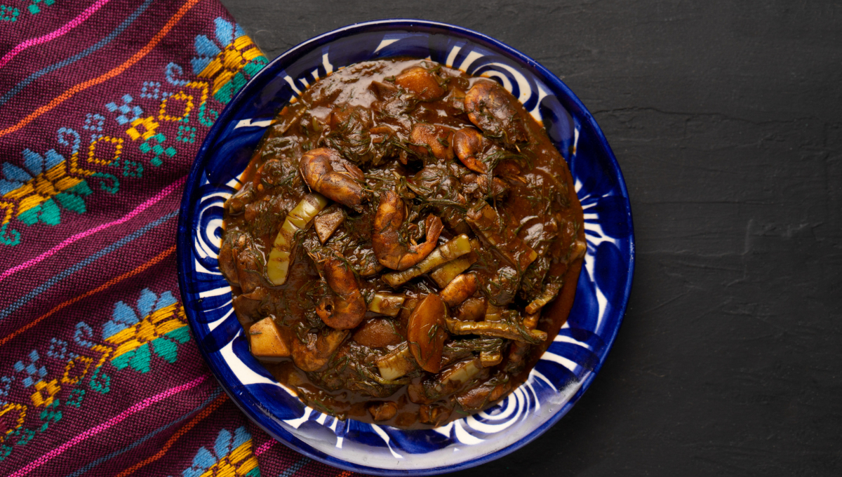 Una planta similar al romero, cocinada con mole, camarones secos y papas, que es una joya de la gastronomía mexicana navideña Una planta similar al romero, cocinada con mole, camarones secos y papas, que es una joya de la gastronomía mexicana navideña