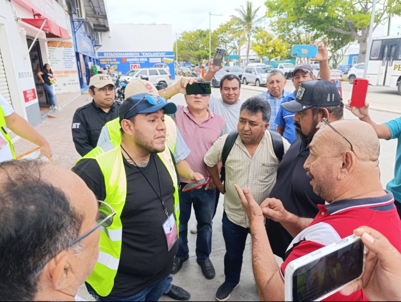A pesar de la oposición de los encargados y propietarios, las unidades fueron llevadas al corralón municipal A pesar de la oposición de los encargados y propietarios, las unidades fueron llevadas al corralón municipal