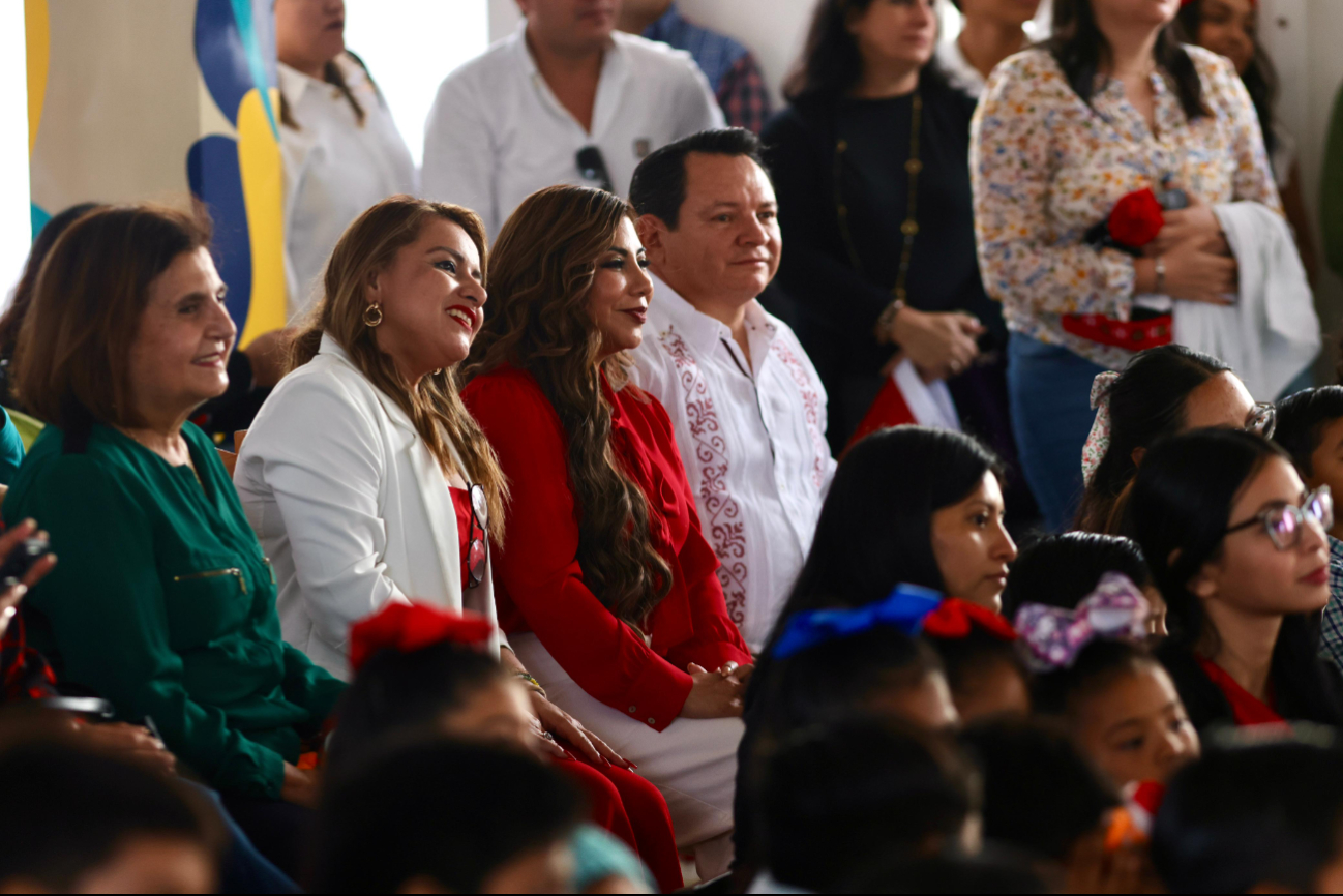 Díaz Mena y su esposa, la Presidenta del DIF en Yucatán, llevan alegría navideña a Casa Otoch