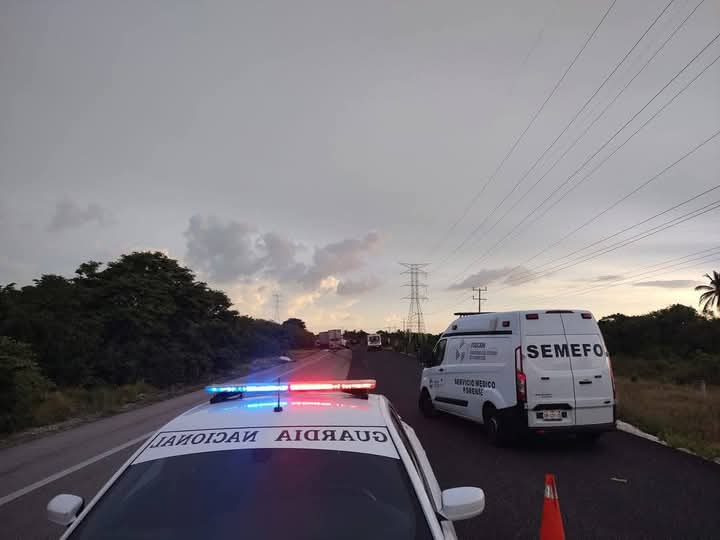 Fatal accidente en Isla Aguada-Sabancuy: Dos muertos tras choque entre tráiler y una moto