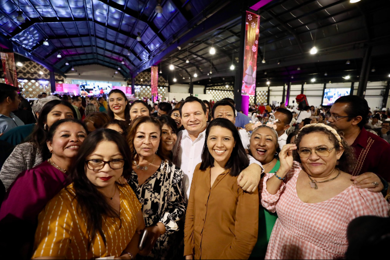 Maestros de Yucatán celebran posada junto a Joaquín Díaz Mena.
