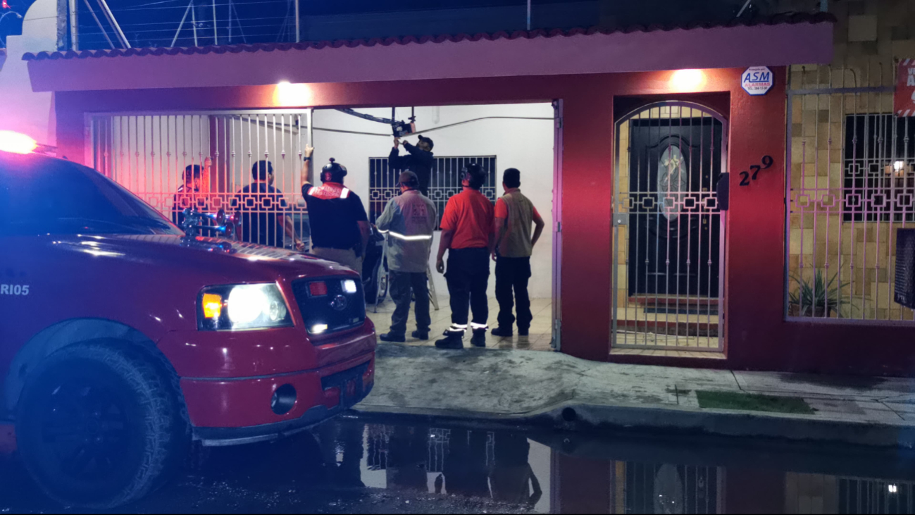 Autoridades asistieron al sitio a proveer apoyo ante los afectados. Autoridades asistieron al sitio a proveer apoyo ante los afectados.