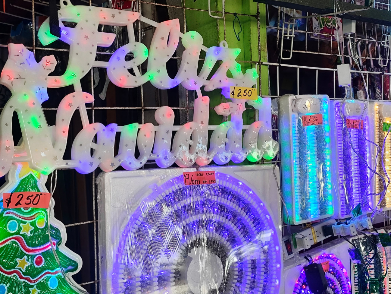 Los locatarios mantienen la esperanza de que la gente siga llegando a los negocios locales para que sus hogares no queden sin detalles navideños Los locatarios mantienen la esperanza de que la gente siga llegando a los negocios locales para que sus hogares no queden sin detalles navideños